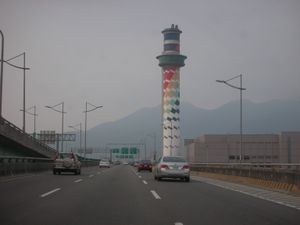 회전식 레스토랑과 전망대가 있는 베이터우 쓰레기 소각장의 굴뚝