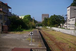 종착역이며, 역 뒤쪽에 차막이가 있다. 과거에는 화물선이 뻗어 있었다.