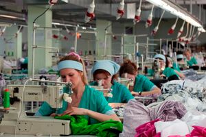 브라더 재봉틀을 사용하는 의류 공장의 노동자들