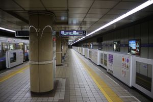 가동식 스크린도어 설치 후 승강장 (2021년)