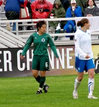 미야마 아야(왼쪽)가 보스턴 브레이커스를 상대로 세인트루이스 애슬레티카에서 경기를 하고 있다. 오른쪽에는 켈리 스미스가 보인다.