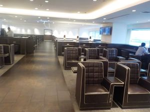 일본항공의 하네다 공항 국내선 다이아몬드 프리미어 라운지. 일본항공이 운영하는 사쿠라 라운지보다 입실 조건이 까다로우며, 퍼스트 클래스 이용자나 JAL 프리미어 회원만 이용할 수 있다.