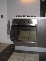 현대 미국이나 유럽 가정에 보급된 오븐. 조리대가 시스템화되어 있으며, 오븐은 곤로 아래에 내장되어 있다. 열원은 가스나 전기가 가장 널리 사용된다. 앞면이 내열 유리로 되어 있어 내부가 보이도록 되어 있는 것이 일반적이다.