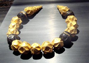 무덤 II의 목걸이