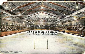 1901년 1월 19일 듀케인 가든. 피츠버그 애슬레틱 클럽 대 퀸스 대학교. 퀸스가 1-0으로 승리, 5,523명의 관중 앞에서. 이 행사 엽서는 1909년에 발행되었다