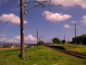 본선상에 설치되지 않은 훈련용 가선 (2013년 7월)