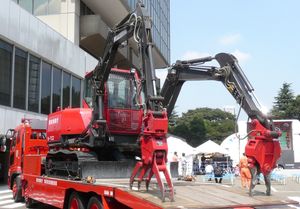 히타치 건설기계 제작 쌍완 작업기 "ASTACO"(도쿄 소방청 사양)