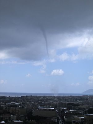 멀리 있는 토네이도는 불명확하여, 접근할 때까지 알아차리지 못하는 경우가 있다.