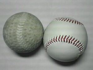 연식 야구공(좌)과 경식 야구공(우)