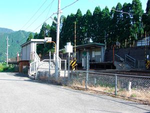 분홍색으로 칠해지기 전의 고이야마가타역 (2008년 8월)