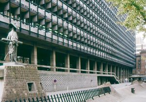 구 청사 입구와 오타 도칸 동상 (1979년 3월 3일)