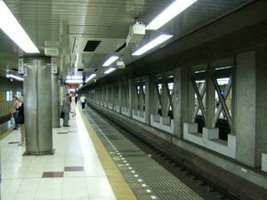 게이세이 전철·도쿄도 교통국 승강장 (2005년 3월)