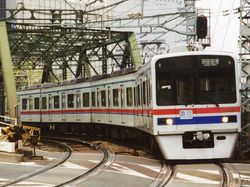 등장 당시에는 하부 교차식 팬터그래프였다.