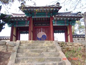 쌍충사 외삼문 입구