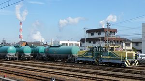 쇼와 요카이치 석유로 출발하는 화물 열차 (2008년)