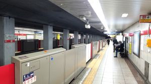 요쓰야산초메 역 승강장 (2022년 3월 15일)