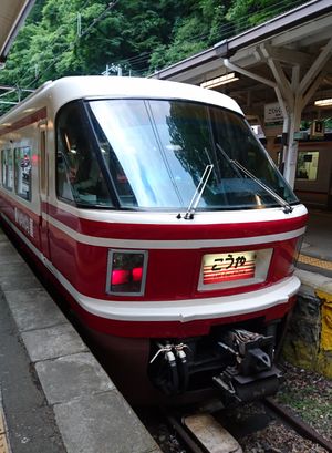 2번 선에 정차 중인 특급 "고야". 여객 취급은 3번 선 측 홈에서 실시 (2019년 6월 9일)