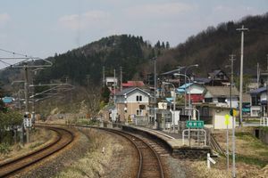 승강장. 왼쪽 오우 본선 측에는 승강장이 없다. (2009년 4월)