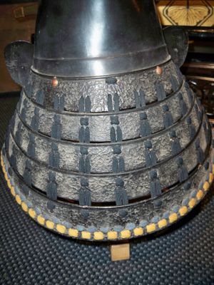 옻칠한 철 시코로(목 가드)