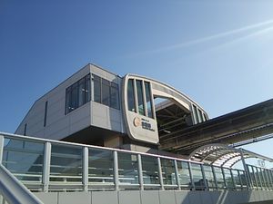 개수 공사 후의 다치히역 남쪽 출구 측 외관 (2015년 10월 촬영)라라포트 다치카와 타치히 방면과 데크로 연결되어 있다