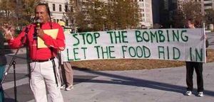 러셀 민스가 2001년 11월 11일 워싱턴 D.C. 반전 네트워크의 반전 시위에서 테러와의 전쟁에 반대하여 연설하고 있다.