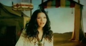 음악 비디오 "아이오코메테 하나타바오"에 출연한 Superfly.