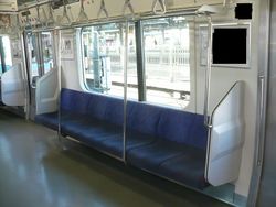 철도 차량의 외팔보식 좌석의 예시 (JR 동일본 E231계 전동차의 예)