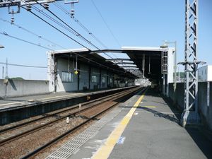 나가누마 역 승강장 (2013년 4월)