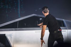 공개 행사에서 강철 공이 충돌하기 전