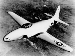 동시기에 등장한 P-80 제트 전투기의 시제기 XP-80A. 기체 형상은 저익이라는 것 외에는 두 번째 안과 매우 유사하다