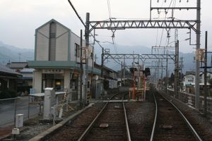 역 구내를 욧카이치 방면에서 바라본 모습