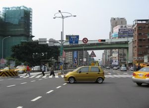 쑹장루의 구 광화상장 부지 (버스 정류장이 됨)