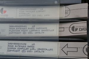 Data General Nova 미니컴퓨터용 소프트웨어는 접혀진 연속지형 종이 테이프에 저장되었다.