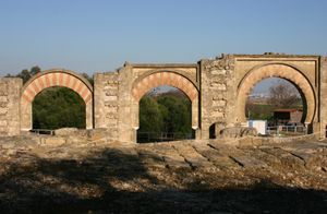 코르도바의 메디나 아자하라에 있는 포르티코식 아치 잔해