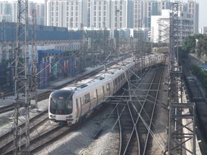 시랑역을 출발하는 Movia 456(A3형) 열차