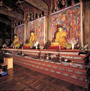 쌍계사 대웅전 내부 불단