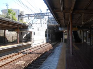 2번 홈에서 오지 방면을 바라본 모습 (1번 선로에 차막이가 있다)