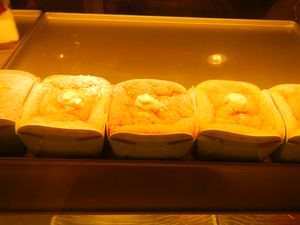 크림으로 속을 채운 시폰 컵케이크, 프랑스 베이커 (필리핀)