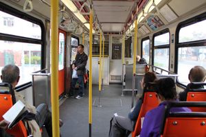 개조되지 않은 MTR 경전철 차량의 내부(아마도 2단계)