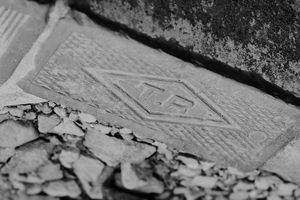 타이완 렌가}})라는 이니셜이 붙여졌다.