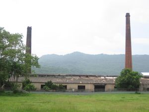 가마의 연기를 배출하기 위한 공장의 굴뚝 모습