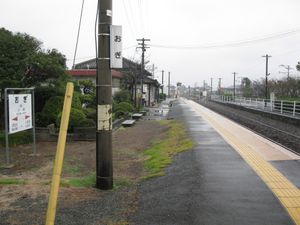 1번 승강장. 철거된 가운데 선로 부지가 보인다.