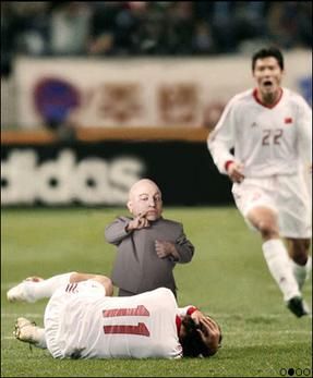 미니미가 리이 앞에서 험악한 눈빛을 쏘아본다.