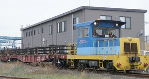 JR 도카이 레일 센터에서 레일을 탑재한 치키를 끌어내는 모터카 (2009년 3월)