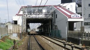 역명 간판 갱신 전의 역사(2012년 3월)