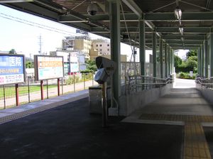 오른쪽에 보이는 경사로가 승강장과 도로를 잇는 출입구(2007년 8월)