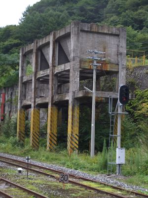 리쿠추오하시역 구내에 남아있는 닛테쓰 광업의 호퍼 유구 (2010년 9월)
