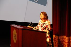 2016년 위키미디어 다양성 컨퍼런스에서 강연하는 로지 스티븐슨-굿나이트