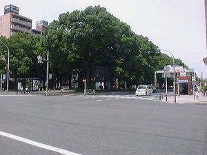 오도리 공원 서쪽 끝과 반도바시역 1번 출입구(사진 오른쪽)