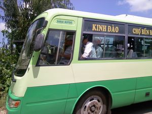 현의 주요 도로를 따라 운행하는 버스